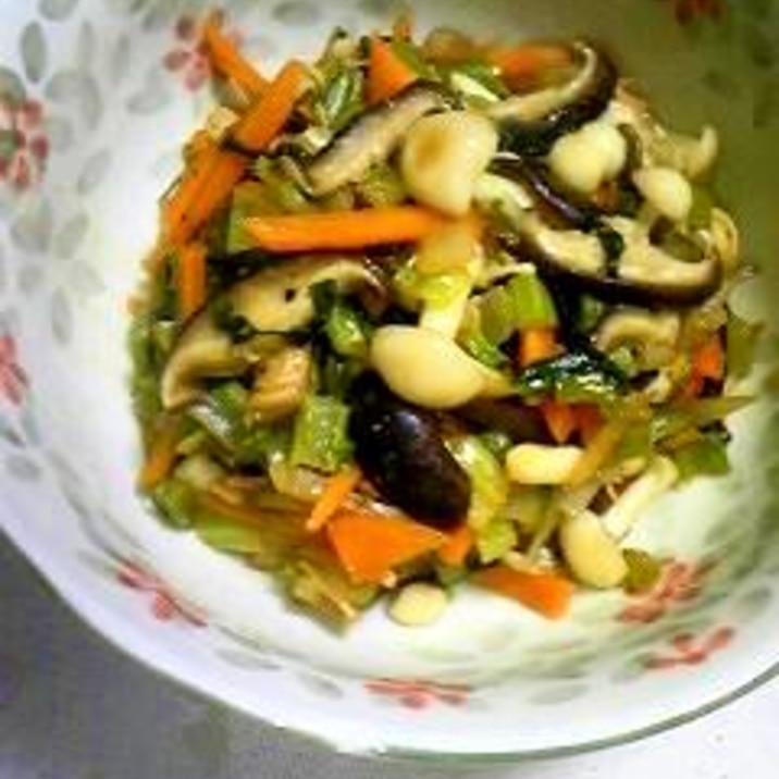 栄養たっぷり小松菜の茎とキノコの油炒め レシピ 作り方 By セシるん 楽天レシピ